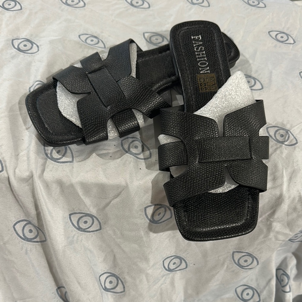 Black Sandals with Sleek Design and Comfort